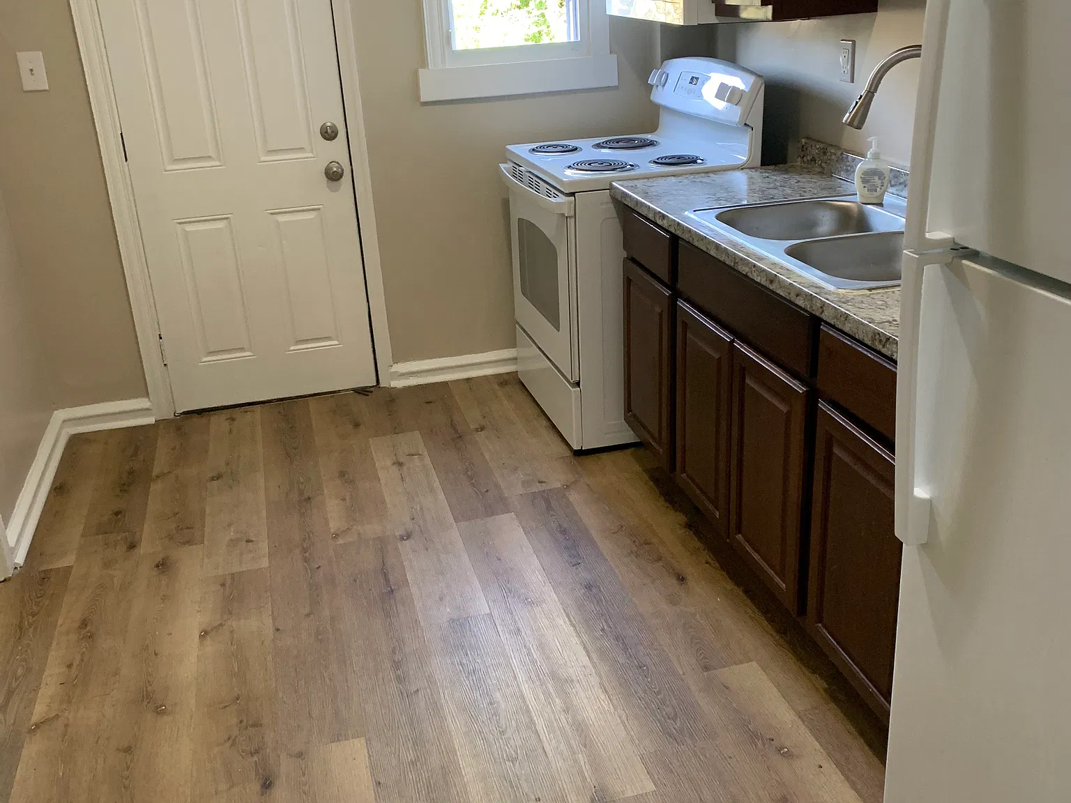 3 bed, 2.5 bath, 1200 sqft, $1,650 — Photo 3