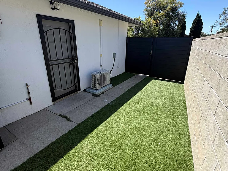 15523 Kingsbury St — Photo 12