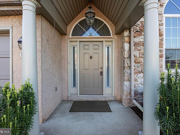 3rd image of 605 Westridge Ct