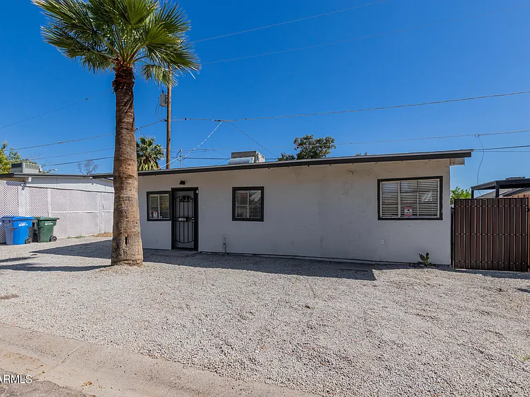723 E Sunnyslope Ln — Photo 3