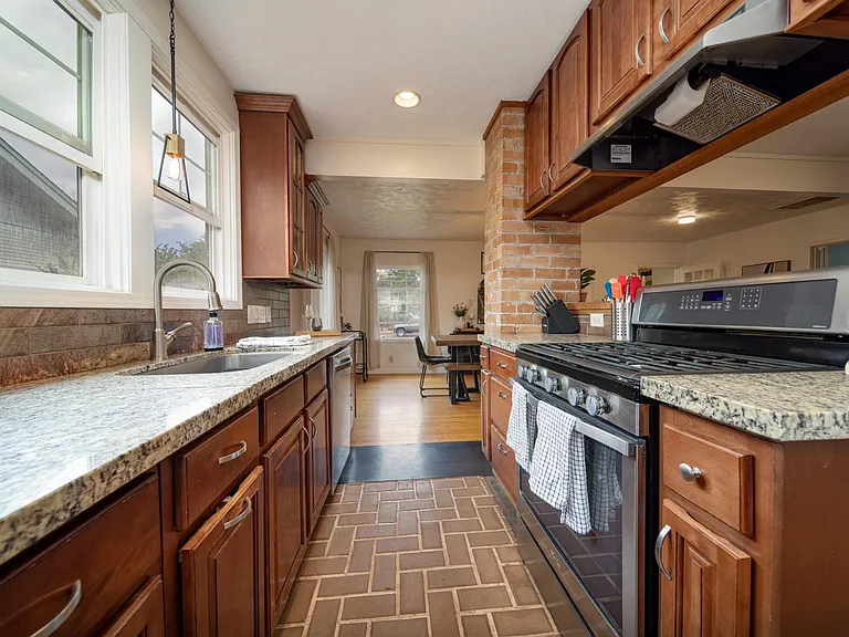 1346 Rood Ave — Photo 7