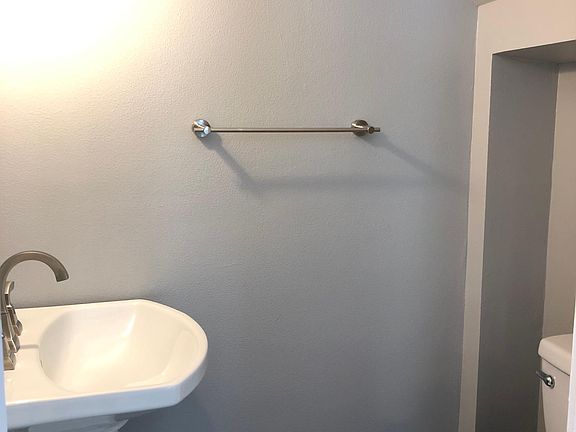 5th image of 2331 N Beachwood Dr