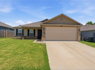 956 S Brambling Ln, Fayetteville, AR 72701