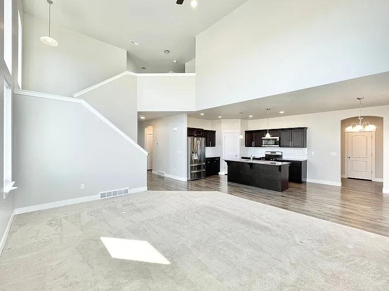 446 N Hillview Dr — Photo 8