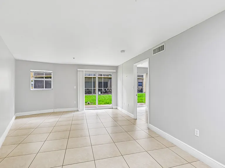 The Oaks Condominium — Photo 16
