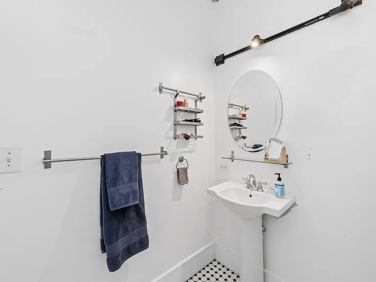 10 Williams St #44 — Photo 14