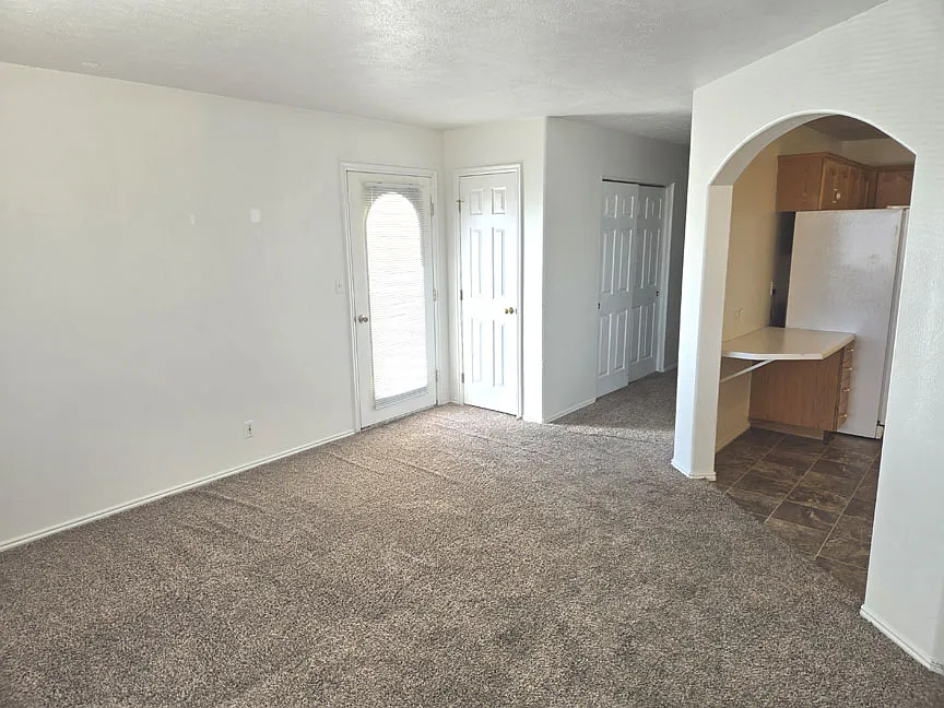 3 bed, 1001 sqft, $1,275 — Photo 3