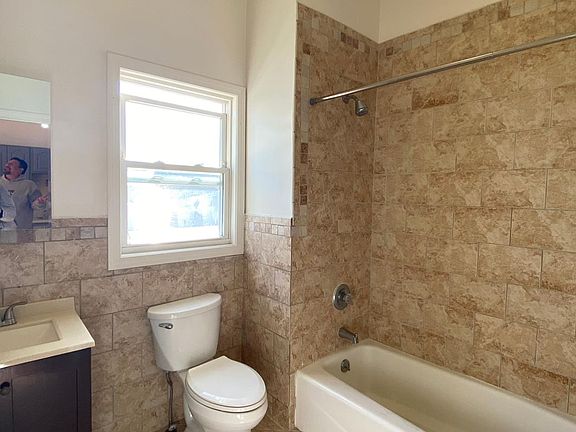 5th image of 344 Irving Ave APT 1L
