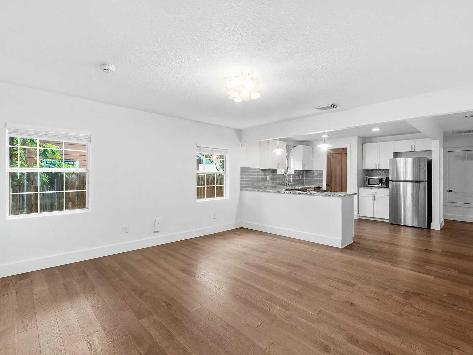 3 bed, 2.0 bath, 1321 sqft, $2,600 — Photo 3