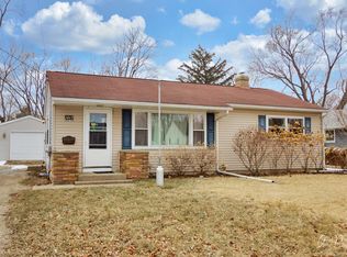 1013 Queen Anne St, Woodstock, IL 60098