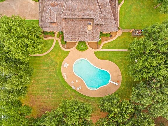 4th image of 718 Stonelake Dr