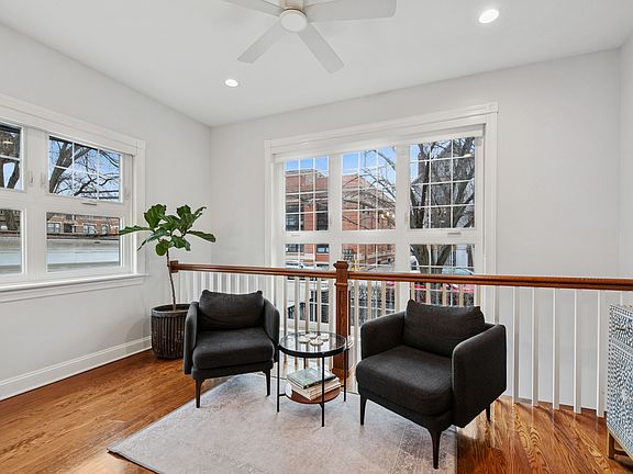 5th image of 1043 W Newport Ave APT 1W
