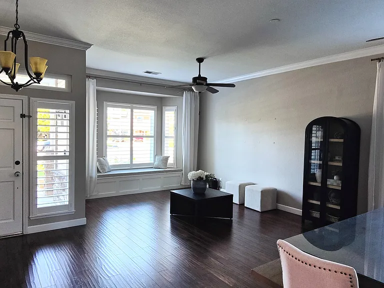 2076 Mesa Ave — Photo 2
