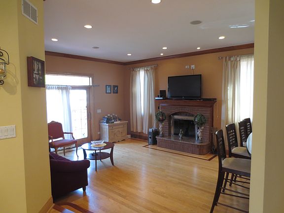 3rd image of 4257 N Ozark Ave