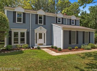 1217 Barneswood Ln, Rochester Hills, MI 48306