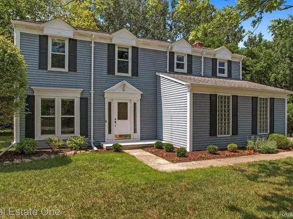 1217 Barneswood Ln, Rochester Hills, MI 48306