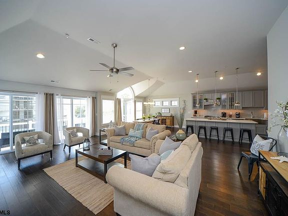 4th image of 924C Ocean Ave #3