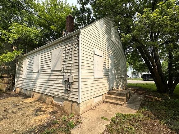 4th image of 2221 Safford Ave