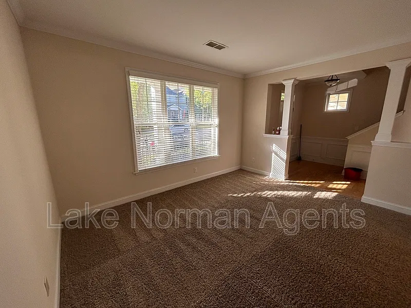 3 bed, 2.5 bath, 2024 sqft, $2,300 — Photo 4