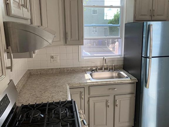 4th image of 2915 Lawton Ave