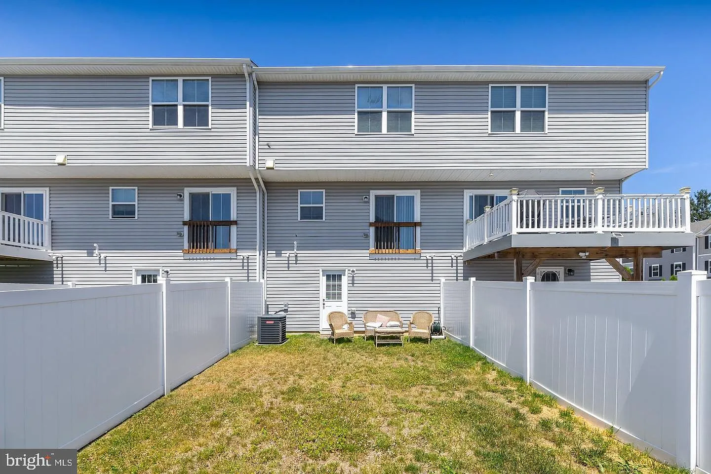 3 bed, 2.5 bath, 1310 sqft, $3,300 — Photo 2
