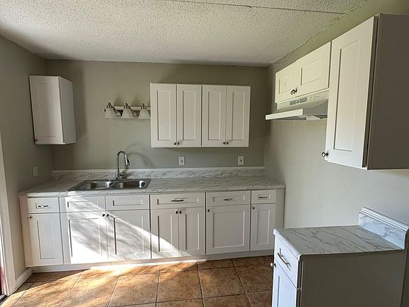 2nd image of 2851 Sophia St #8
