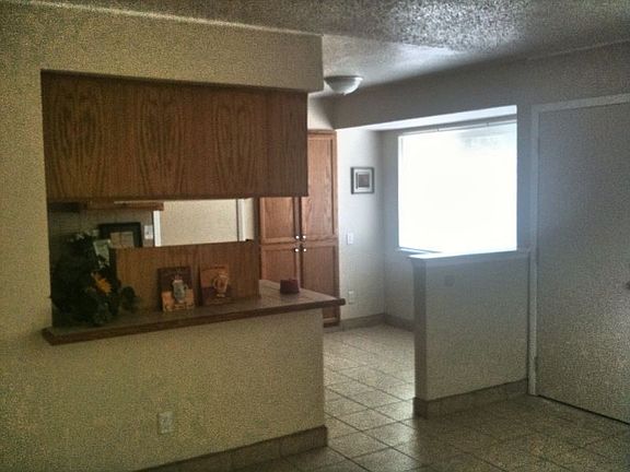Open Kitchen W/Breakfast Area