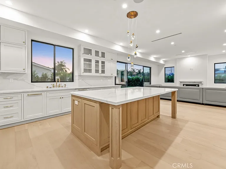 8065 Lloyd Ave — Photo 11