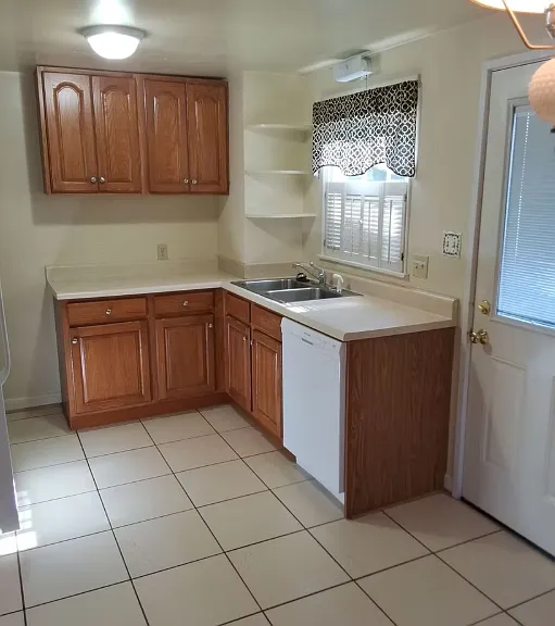 220 W Withrow St — Photo 3