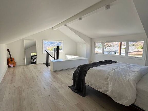 3rd image of 2536 1/2 Mayfield Ave