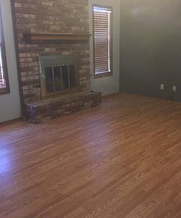 Living room w/gas fireplace