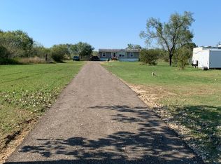 345 Bugtussle Ln, Luling, TX 78648