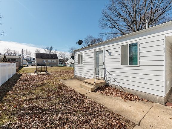 3rd image of 1144 Sutherland Ave