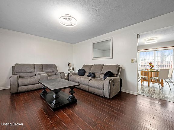 3rd image of 8311 Latania Dr