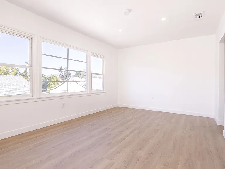11604 Haynes St — Photo 5