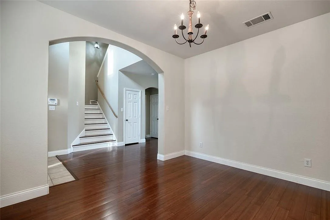 4 bed, 2.5 bath, 2402 sqft, $2,295 — Photo 4