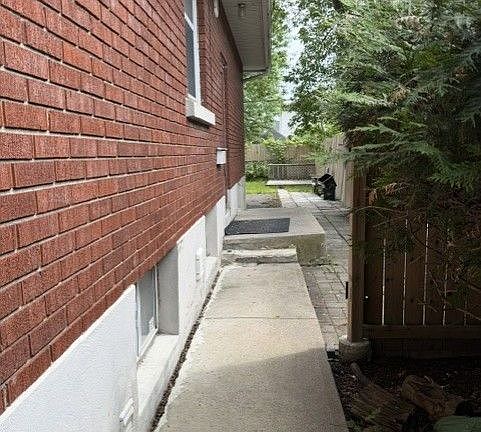 5th image of 98 Donald St #2