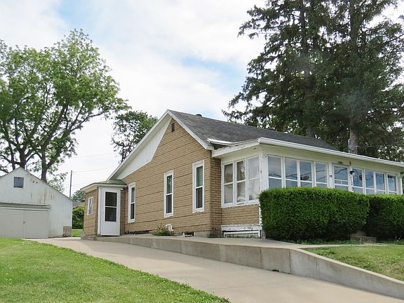 2nd image of 109 E Maple St