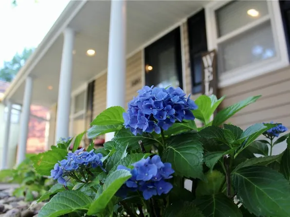 1120 NE Barnes Dr, Lees Summit, MO 64086