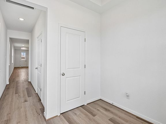 3rd image of 29538 Barnview Dr