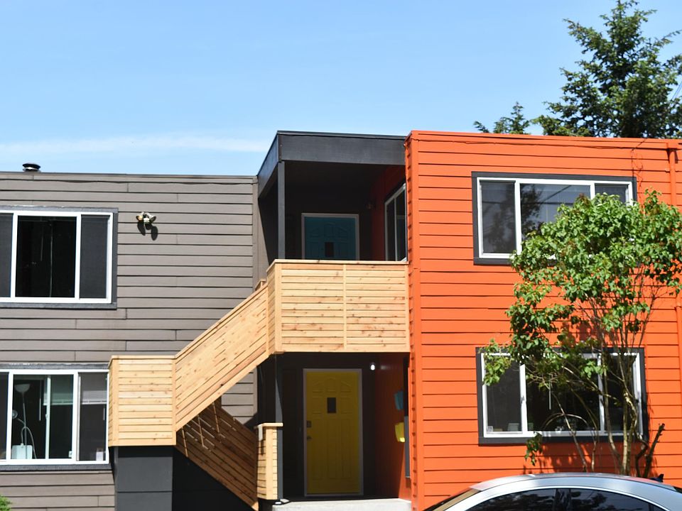 Top floor duplex unit overlooking Licton Springs Park