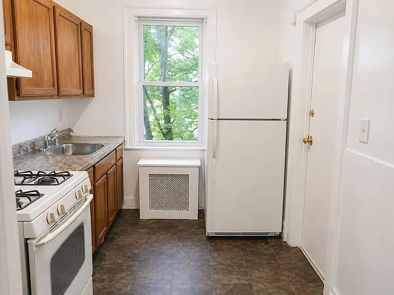 98 Sherman Ave — Photo 3