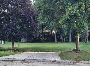 8015 W Beacon Hill Dr, Franklin, WI 53132