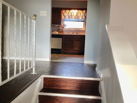 3rd image of 834 Wesley Dr