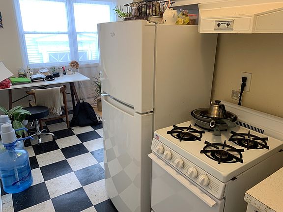 5th image of 1004 E Pleasant St APT 6