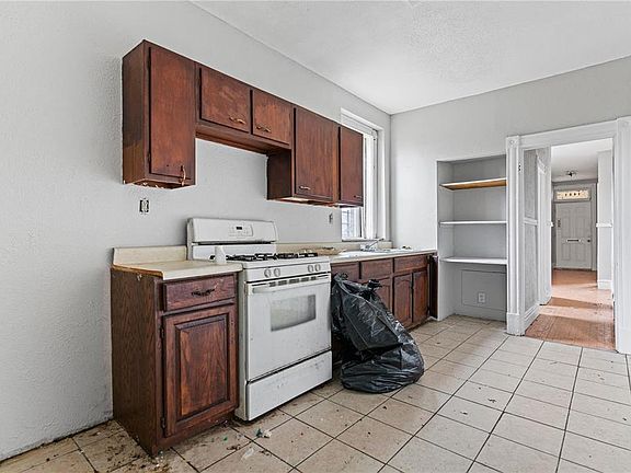 2nd image of 1421 Granville Pl