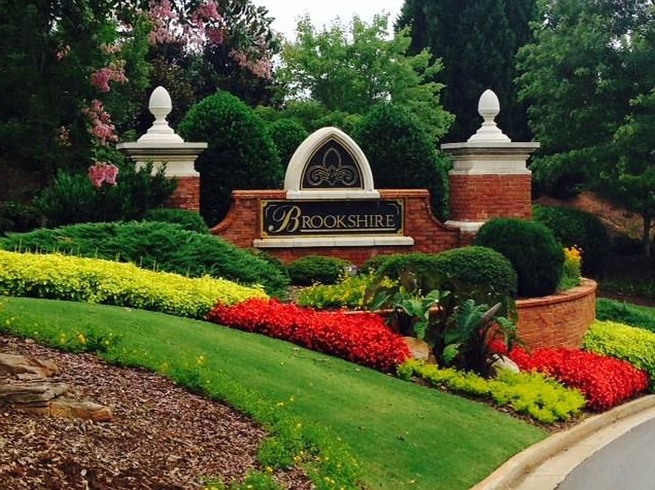Beautiful, well maintained neighborhood