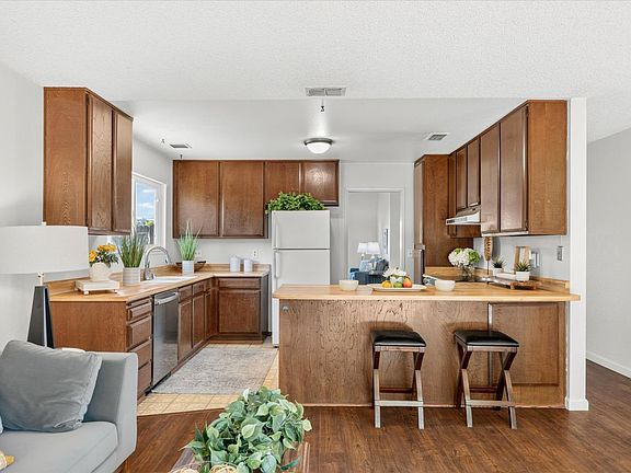 3rd image of 3925 Tillamook Way