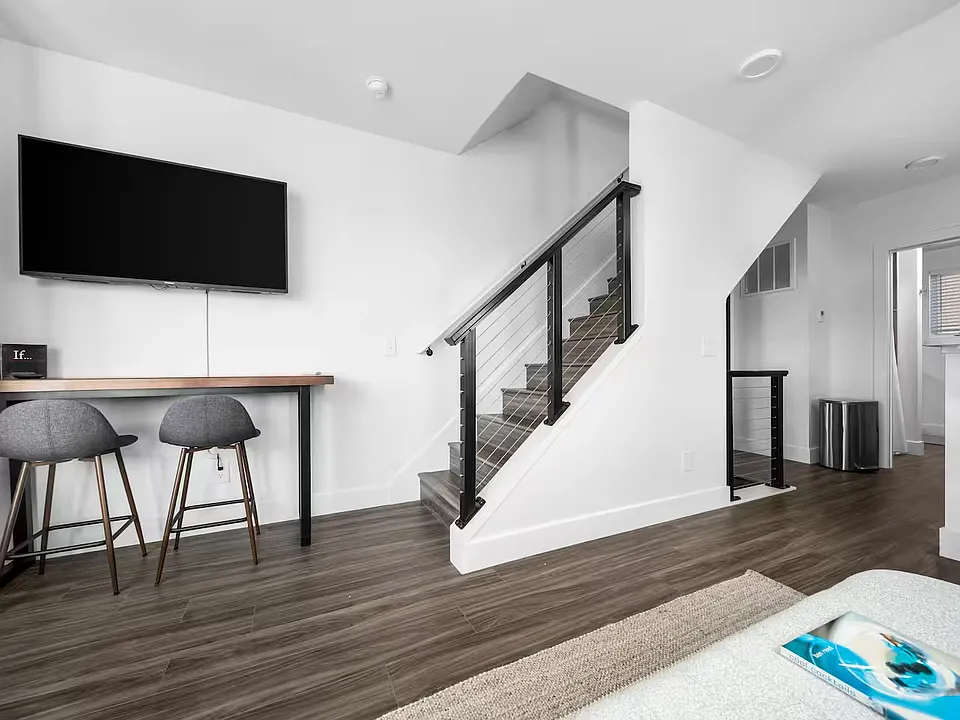 138 Gillis St #8