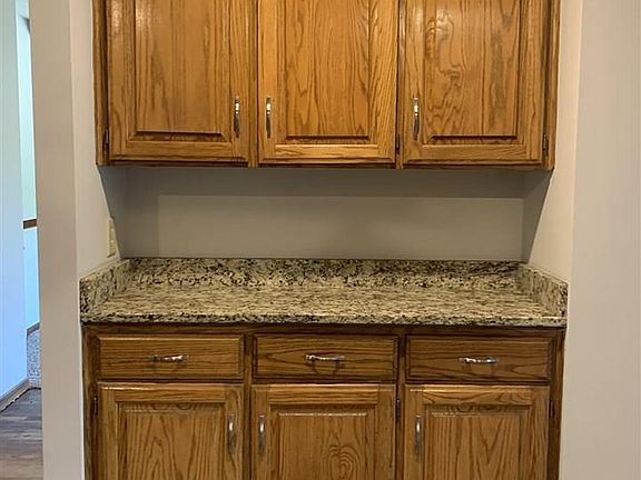 4th image of 2926 Leawood Dr